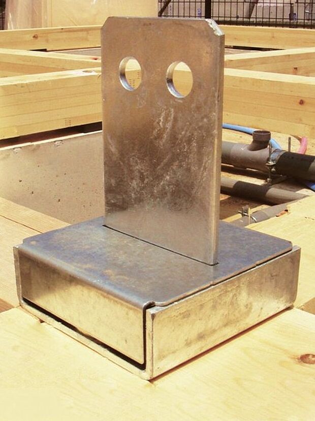 【オリジナル柱脚・柱頭固定金物「TロックII」】「TロックII」は、ホールダウン金物の約2倍の強度があり、接合部の強度を増加させ、地震や風圧がかかった場合の柱の抜けを防ぎます。