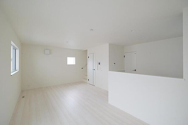 【リビング】◆リビングを温かく居心地の良い空間にしてくれる木目調の柔らかな風合い。休日はご家族みんなの癒しや憩いの場となってくれます♪