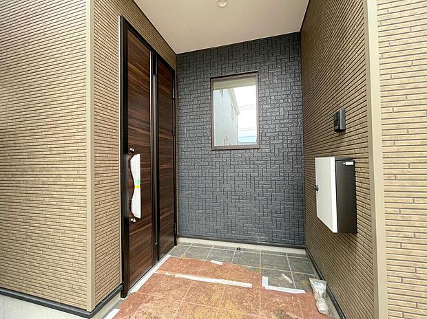 【玄関】◆TVモニター付きインターホンはカラーモニターで来訪者もひとめで分かります♪留守の間の来訪者が確認できる嬉しい録画機能付き!お子様が一人で留守番の間も安心です。