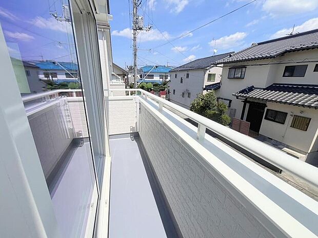 【バルコニー】◆南向きのバルコニーの前には雲以外に太陽を遮るものがありません。お洗濯物も乾きやすく、何より明るく気持ちのいい光が入ってきます。