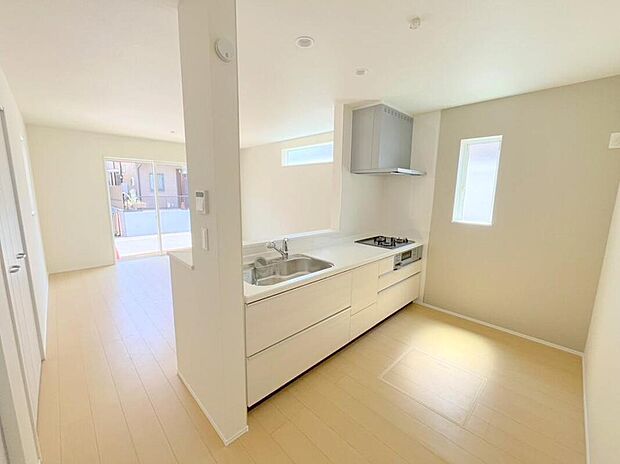 【リビング】◆大きな窓は遮音性に優れたペアガラスの窓となっています。リビングでたくさんはしゃいで遊んでも、お子様の声を気にしなくて大丈夫です♪