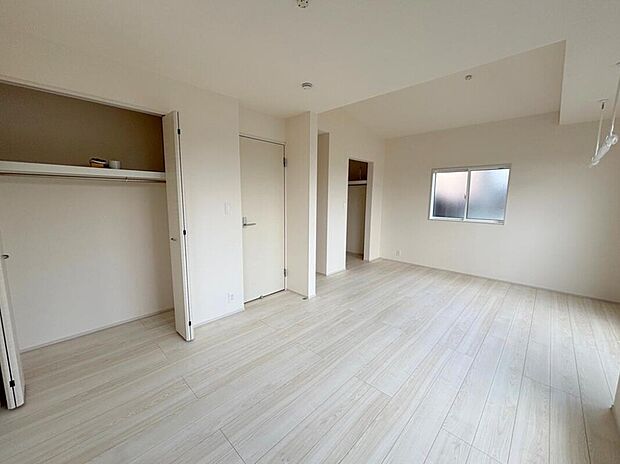 【リビング以外の居室】◆2階の各居室にはそれぞれ収納を完備！しっかりとした容量のスペースを確保しているので、お部屋は美しい空間を保てますね♪