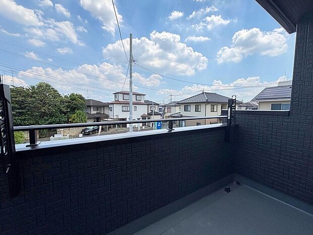 【バルコニー】◆南向きのバルコニーの前には雲以外に太陽を遮るものがありません。お洗濯物も乾きやすく、何より明るく気持ちのいい光が入ってきます。