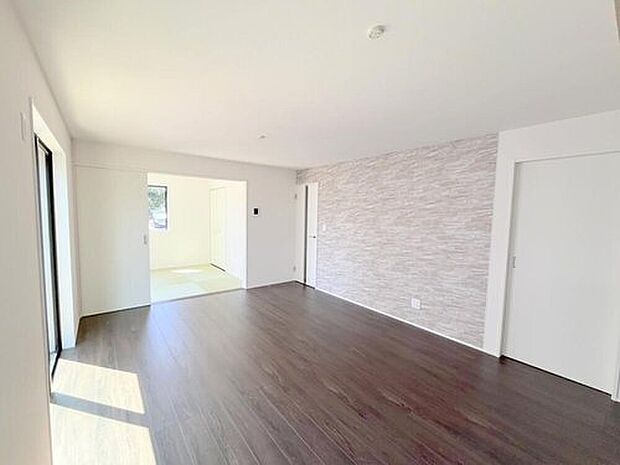 【リビング】◆リビングを温かく居心地の良い空間にしてくれる木目調の柔らかな風合い。休日はご家族みんなの癒しや憩いの場となってくれます♪