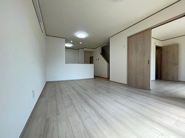 【リビング】◆南向きの大きな窓から明るい陽射しがたっぷり入ります。一日を通して陽射しをしっかり取り込んでくれる2面採光なので、夜まで照明いらずで過ごせます♪