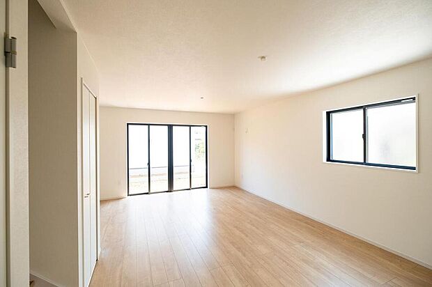 【リビング】◆LDKはご家族みんなが揃う大切な空間です♪テーブルやソファ、カーテン選び、レイアウトを考えるのも楽しいですね♪笑顔溢れる楽しい暮らしをイメージしながらご見学ください♪