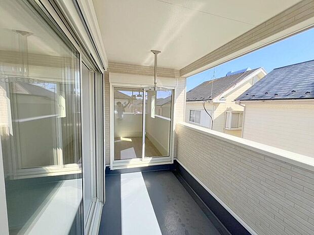 【バルコニー】◆南向きのバルコニーの前には雲以外に太陽を遮るものがありません。お洗濯物も乾きやすく、何より明るく気持ちのいい光が入ってきます。