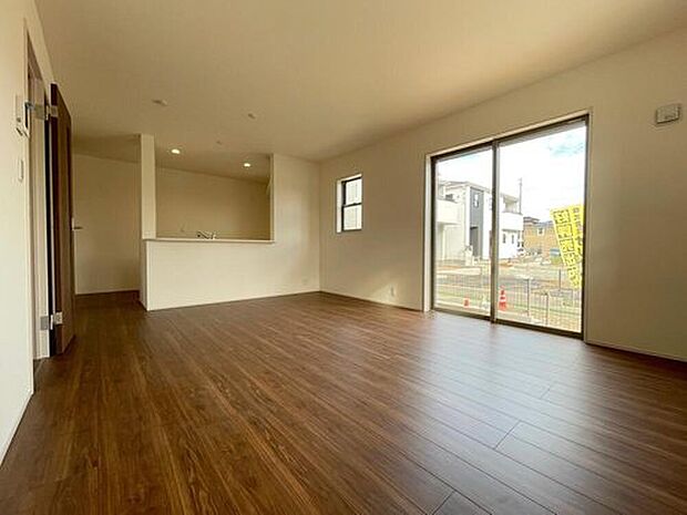 【リビング】◆大きな窓は遮音性に優れたペアガラスの窓となっています。リビングでたくさんはしゃいで遊んでも、お子様の声を気にしなくて大丈夫です♪