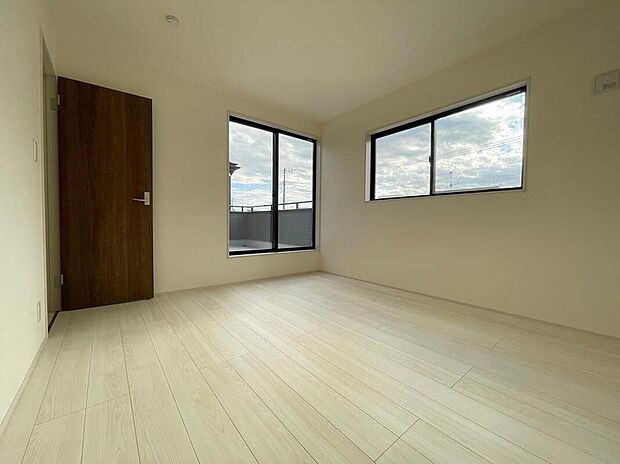 【リビング以外の居室】◆居室のサッシにはペアガラスを採用、高い断熱性による省エネと結露対策に有効です。室内を快適な空間に代えてくれます。現地の通風や採光も実際にご確認下さいませ。