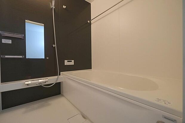 【浴室】◆毎日の疲れをいやす浴室は1坪タイプです。足を伸ばしてゆっくりとくつろげます。浴室暖房乾燥機も標準装備です♪