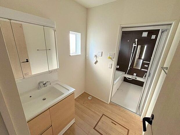 【洗面台・洗面所】◆洗面スペースはお掃除やメンテナンスが楽にできる様に設計されております。ドラム式の洗濯機を配置しても十分なスペースを確保した設計となっております。