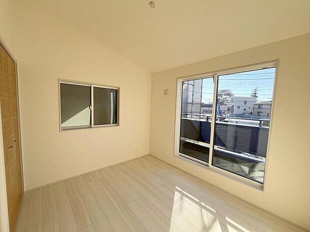 【リビング以外の居室】◆居室のサッシにはペアガラスを採用、高い断熱性による省エネと結露対策に有効です。室内を快適な空間に代えてくれます。現地の通風や採光も実際にご確認下さいませ。