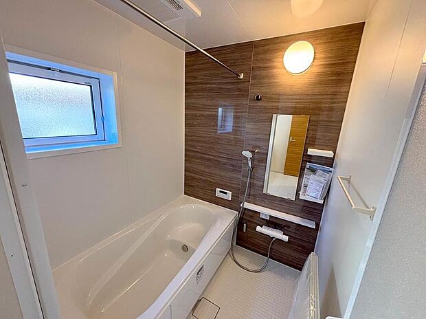 【浴室】◆毎日の疲れをいやす浴室は1坪タイプです。足を伸ばしてゆっくりとくつろげます。浴室暖房乾燥機も標準装備です♪