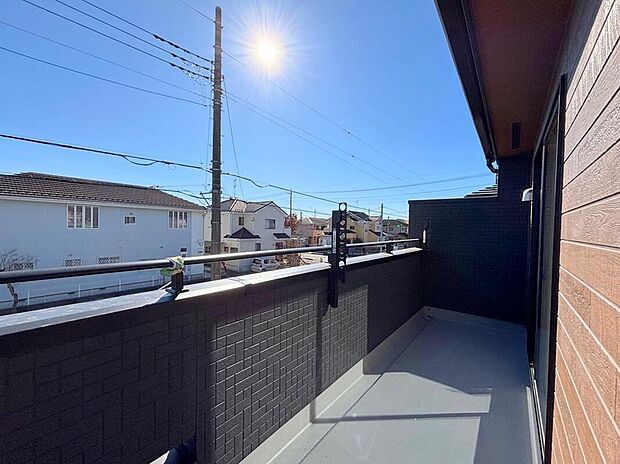 【バルコニー】◆南向きのバルコニーの前には雲以外に太陽を遮るものがありません。お洗濯物も乾きやすく、何より明るく気持ちのいい光が入ってきます。