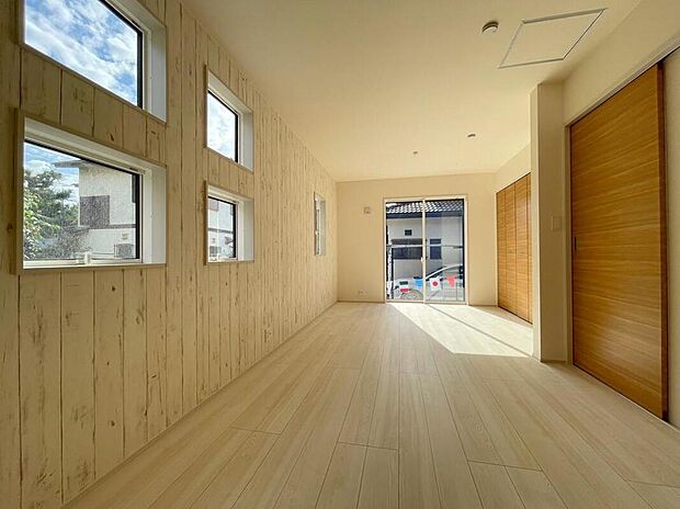 【リビング以外の居室】◆居室のサッシにはペアガラスを採用、高い断熱性による省エネと結露対策に有効です。室内を快適な空間に代えてくれます。現地の通風や採光も実際にご確認下さいませ。