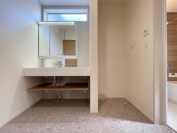 【洗面台・洗面所】◆洗面スペースはお掃除やメンテナンスが楽にできる様に設計されております。ドラム式の洗濯機を配置しても十分なスペースを確保した設計となっております。