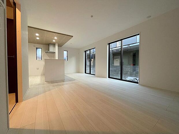 【リビング】◆南向きの大きな窓から明るい陽射しがたっぷり入ります。一日を通して陽射しをしっかり取り込んでくれる2面採光なので、夜まで照明いらずで過ごせます♪