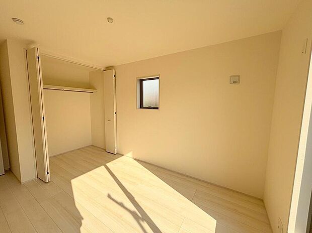【リビング以外の居室】◆2階の各居室にはそれぞれ収納を完備!しっかりとした容量のスペースを確保しているので、お部屋は美しい空間を保てますね♪