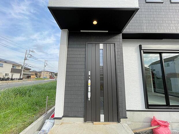 【玄関】◆TVモニター付きインターホンはカラーモニターで来訪者もひとめで分かります♪留守の間の来訪者が確認できる嬉しい録画機能付き！お子様が一人で留守番の間も安心です。