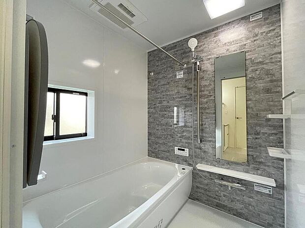 【浴室】◆毎日の疲れをいやす浴室は1坪タイプです。足を伸ばしてゆっくりとくつろげます。浴室暖房乾燥機も標準装備です♪