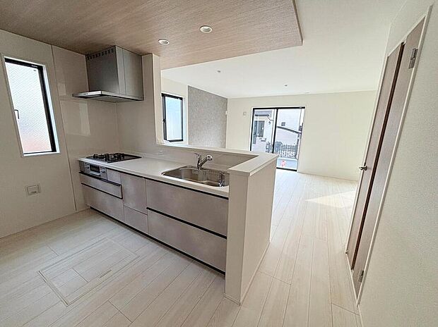 【キッチン】◆人気の対面式キッチン。お食事の準備をしながらでもご家族とのコミュニケーションを楽しめます♪ぜひご見学の際にはキッチンに立ち、生活をイメージしてください。