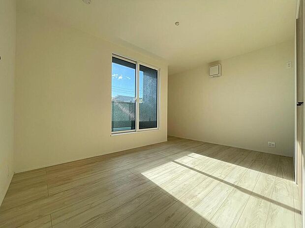 【リビング以外の居室】◆居室のサッシにはペアガラスを採用、高い断熱性による省エネと結露対策に有効です。室内を快適な空間に代えてくれます。現地の通風や採光も実際にご確認下さいませ。