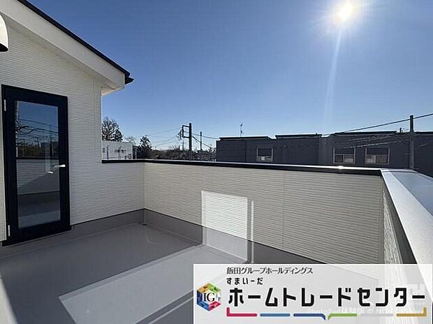 【バルコニー】◆南向きのバルコニーの前には雲以外に太陽を遮るものがありません。お洗濯物も乾きやすく、何より明るく気持ちのいい光が入ってきます。