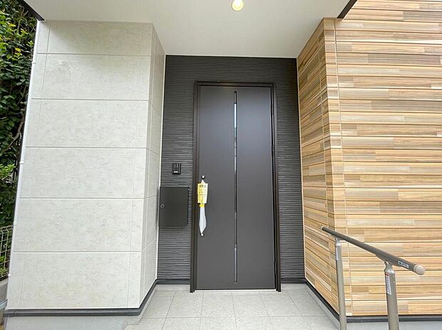 【玄関】◆TVモニター付きインターホンはカラーモニターで来訪者もひとめで分かります♪留守の間の来訪者が確認できる嬉しい録画機能付き!お子様が一人で留守番の間も安心です。