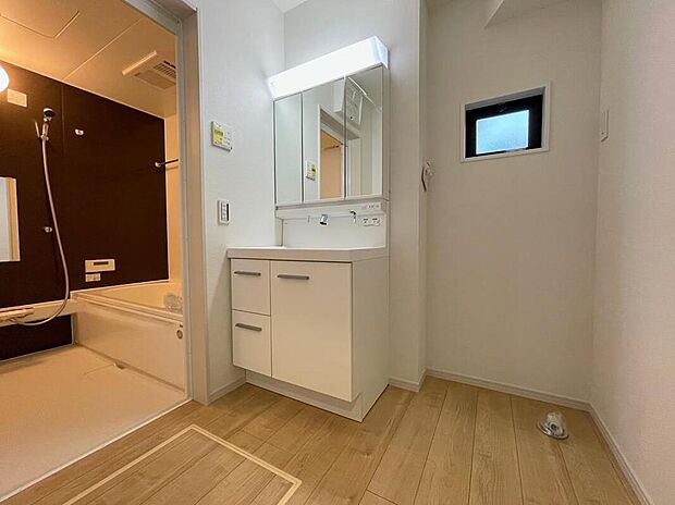 【洗面台・洗面所】◆洗面スペースはお掃除やメンテナンスが楽にできる様に設計されております。ドラム式の洗濯機を配置しても十分なスペースを確保した設計となっております。