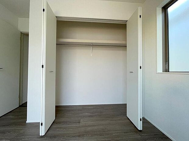 【リビング以外の居室】◆2階の各居室にはそれぞれ収納を完備！しっかりとした容量のスペースを確保しているので、お部屋は美しい空間を保てますね♪