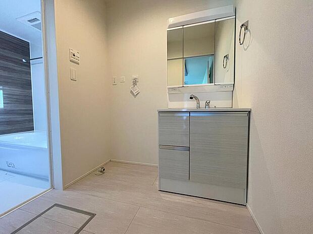 【洗面台・洗面所】◆洗面スペースはお掃除やメンテナンスが楽にできる様に設計されております。ドラム式の洗濯機を配置しても十分なスペースを確保した設計となっております。