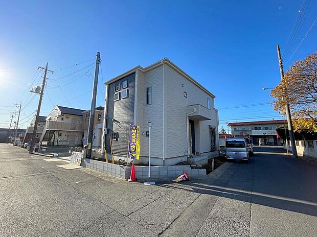 【前面道路含む現地写真】◆平日・お仕事帰りなど、いつでもご案内させていただきます！デザイン・目に見える設備面も大切ですが、耐震構造で地震に強い家の為、次代へ繋ぐ強固な住宅です。