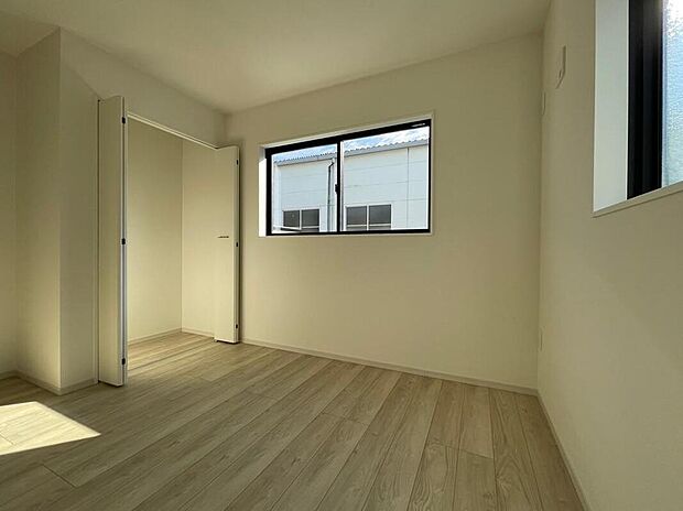 【リビング以外の居室】◆2階の各居室にはそれぞれ収納を完備！しっかりとした容量のスペースを確保しているので、お部屋は美しい空間を保てますね♪