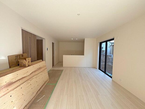 【リビング】◆LDKはご家族みんなが揃う大切な空間です♪テーブルやソファ、カーテン選び、レイアウトを考えるのも楽しいですね♪笑顔溢れる楽しい暮らしをイメージしながらご見学ください♪