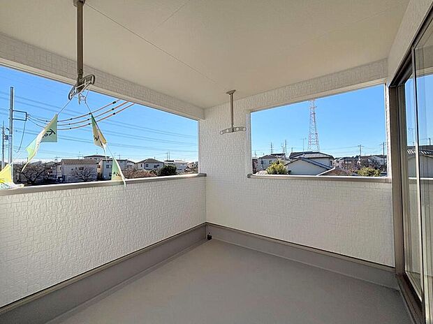 【バルコニー】◆南向きのバルコニーの前には雲以外に太陽を遮るものがありません。お洗濯物も乾きやすく、何より明るく気持ちのいい光が入ってきます。