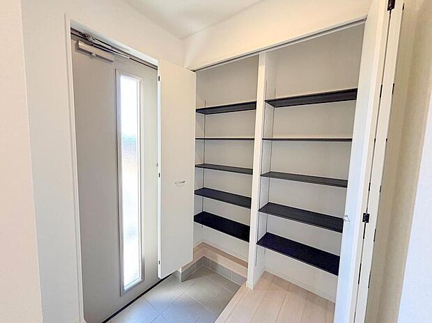 【玄関】◆お家で出会う人々を迎える玄関だからこそ、広々清潔感あふれる空間にしたいものです。採光・通風にも配慮された設計で毎日明るい空間をキープします♪