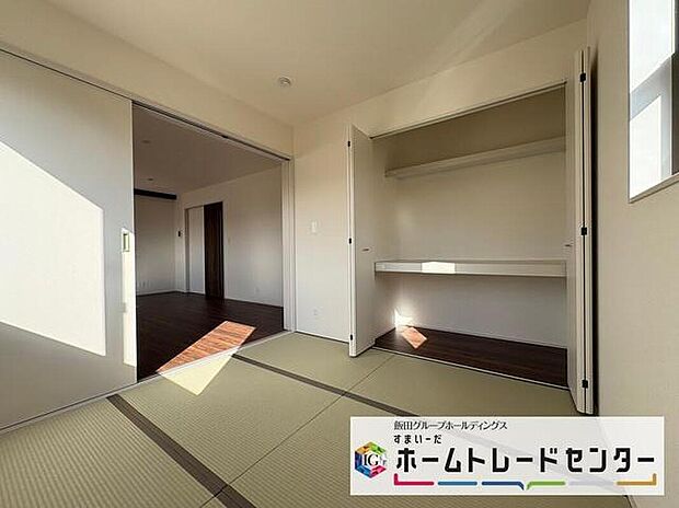 【リビング以外の居室】◆リビングと隣接したお部屋では、ゴロゴロする、お子様を寝かせる、客間として利用するなど、ライフスタイルに合わせて変化をもたらすことができます。