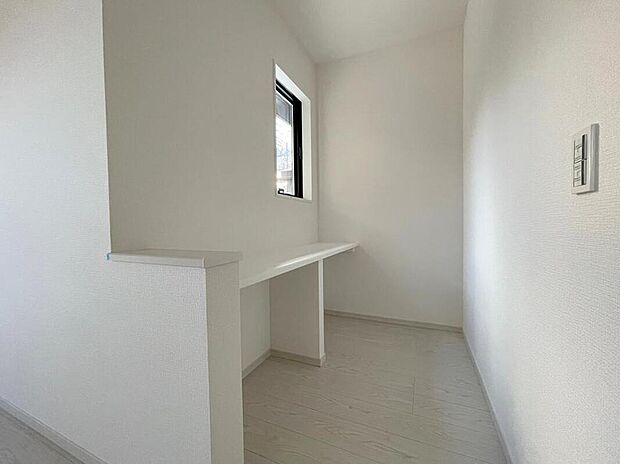 【リビング】◆リビング内にはカウンターがあります。様々な用途に使えるあると嬉しいスペースです♪