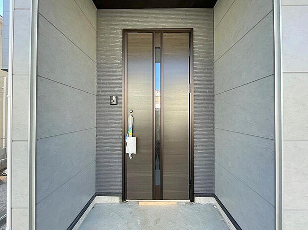 【玄関】◆TVモニター付きインターホンはカラーモニターで来訪者もひとめで分かります♪留守の間の来訪者が確認できる嬉しい録画機能付き！お子様が一人で留守番の間も安心です。