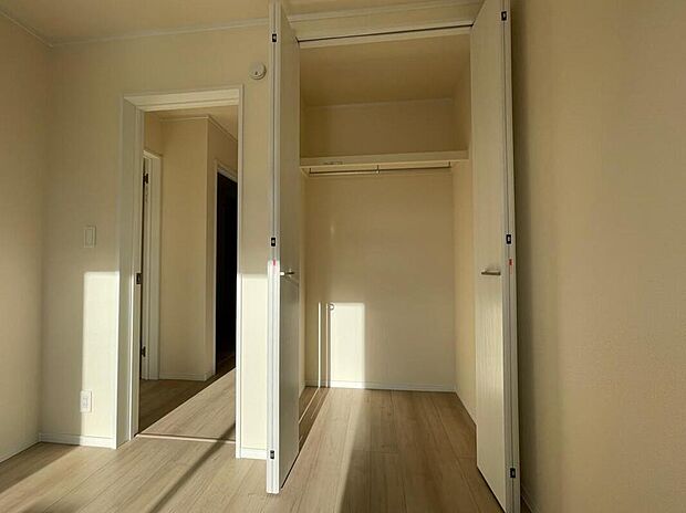 【リビング以外の居室】◆2階の各居室にはそれぞれ収納を完備!しっかりとした容量のスペースを確保しているので、お部屋は美しい空間を保てますね♪