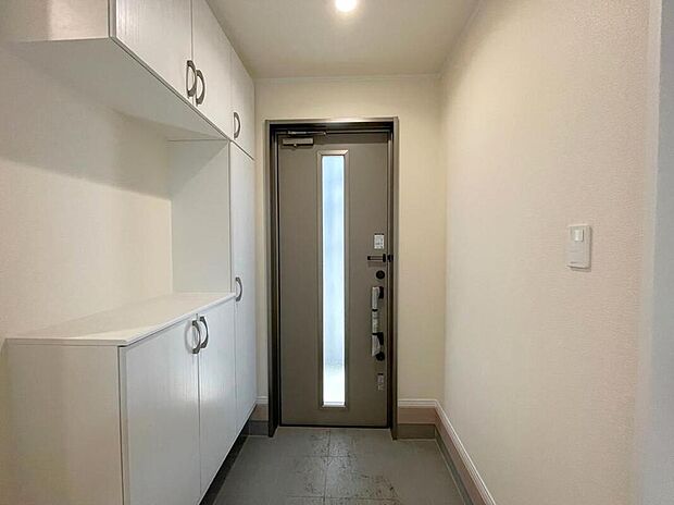 【玄関】◆お家で出会う人々を迎える玄関だからこそ、広々清潔感あふれる空間にしたいものです。採光・通風にも配慮された設計で毎日明るい空間をキープします♪