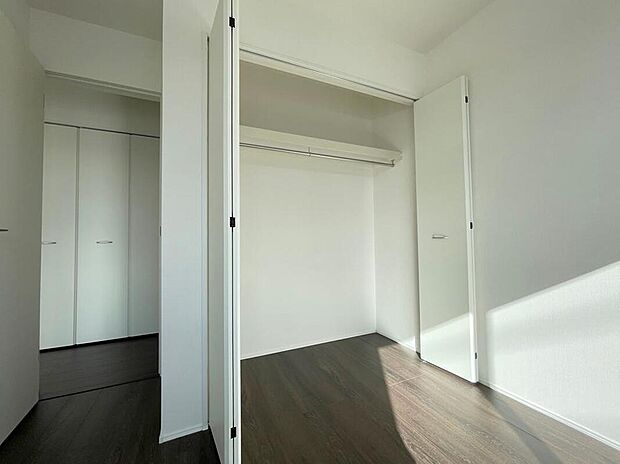 【リビング以外の居室】◆2階の各居室にはそれぞれ収納を完備！しっかりとした容量のスペースを確保しているので、お部屋は美しい空間を保てますね♪