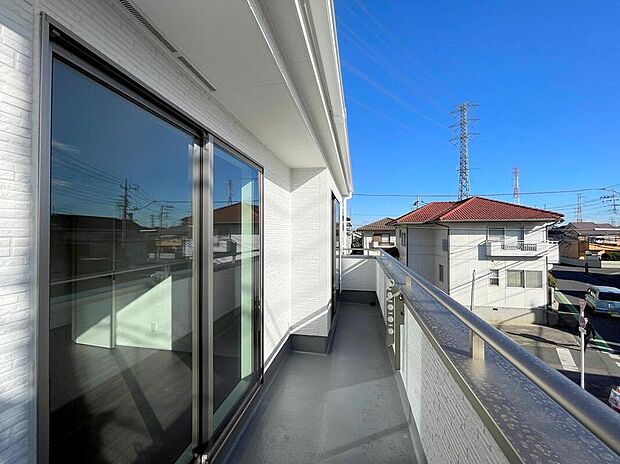 【バルコニー】◆南向きのバルコニーの前には雲以外に太陽を遮るものがありません。お洗濯物も乾きやすく、何より明るく気持ちのいい光が入ってきます。