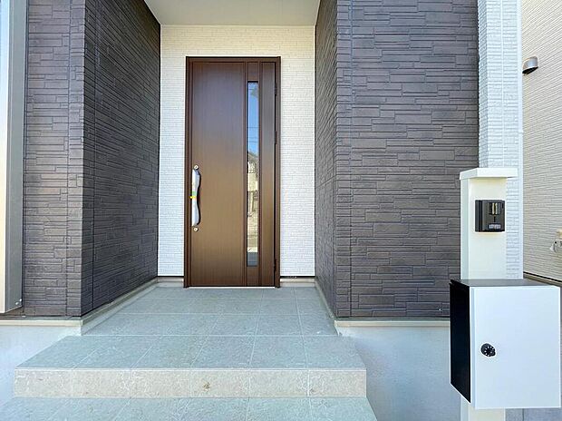 【玄関】◆TVモニター付きインターホンはカラーモニターで来訪者もひとめで分かります♪留守の間の来訪者が確認できる嬉しい録画機能付き！お子様が一人で留守番の間も安心です。