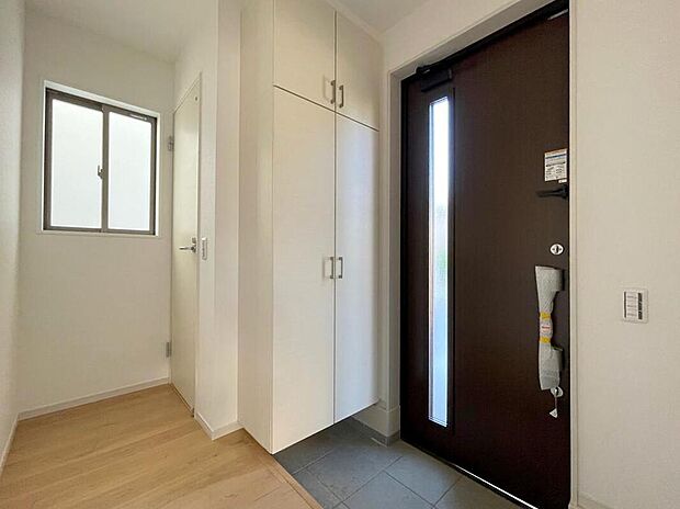 【玄関】◆お家で出会う人々を迎える玄関だからこそ、広々清潔感あふれる空間にしたいものです。採光・通風にも配慮された設計で毎日明るい空間をキープします♪