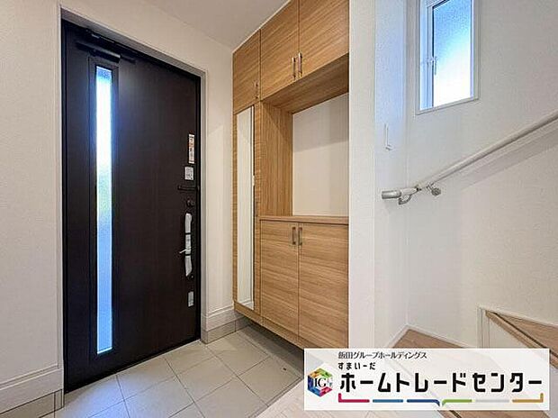 【玄関】◆お家で出会う人々を迎える玄関だからこそ、広々清潔感あふれる空間にしたいものです。採光・通風にも配慮された設計で毎日明るい空間をキープします♪