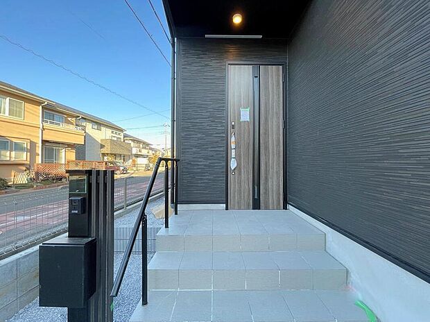 【玄関】◆TVモニター付きインターホンはカラーモニターで来訪者もひとめで分かります♪留守の間の来訪者が確認できる嬉しい録画機能付き！お子様が一人で留守番の間も安心です。