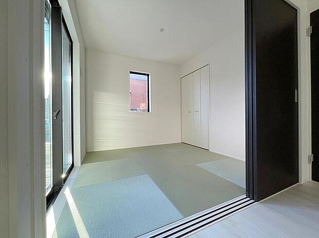 【リビング以外の居室】◆リビングと隣接したお部屋では、ゴロゴロする、お子様を寝かせる、客間として利用するなど、ライフスタイルに合わせて変化をもたらすことができます。