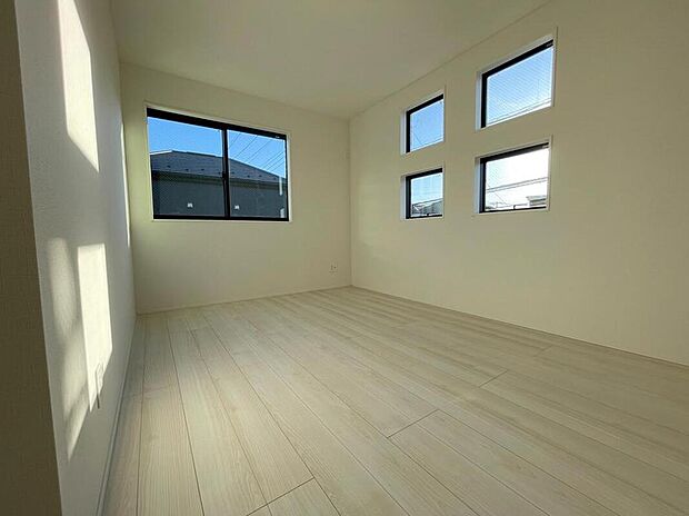 【リビング以外の居室】◆居室のサッシにはペアガラスを採用、高い断熱性による省エネと結露対策に有効です。室内を快適な空間に代えてくれます。現地の通風や採光も実際にご確認下さいませ