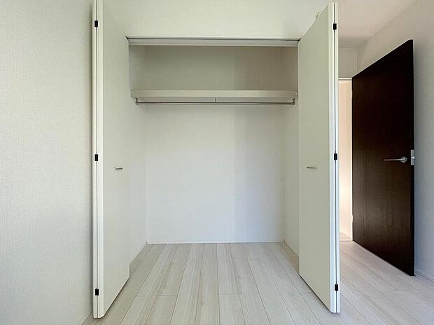 【リビング以外の居室】◆2階の各居室にはそれぞれ収納を完備！しっかりとした容量のスペースを確保しているので、お部屋は美しい空間を保てますね♪